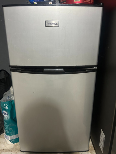 Refrigerador Frigobar Farberware Fw09362 Con Freezer 128l