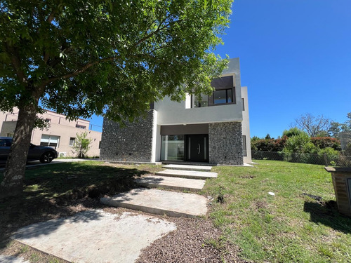 Casa En Venta 4 Dormitorios Haras Santa Maria Eucaliptos-financia