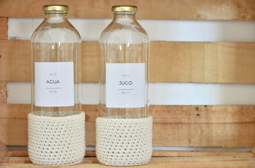 Botellas Agua + Jugo Vidrio + Funda Tejida + Etiqueta 910cc.