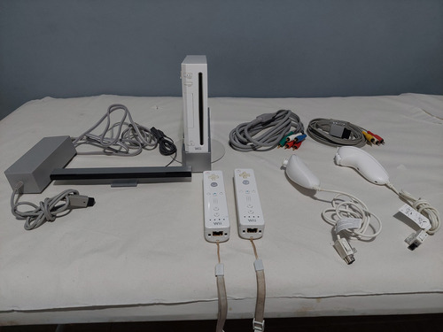 Nintendo Wii (usa) 512mb + 2 Wii Remotes E Nunchucks