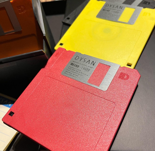 Diskettes De Colores En Su Caja