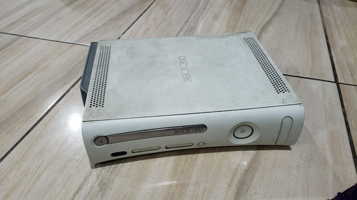 Xbox 360 Fat Branco Só O Aparelho Sem Nada Ele Funciona Mas O Leitor Não Leu Os Jogos. K9