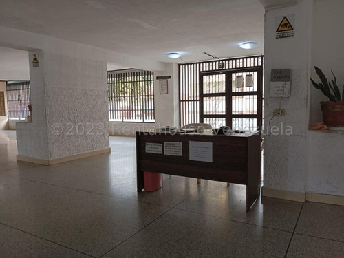 En Venta Comodo Y Bello Apartamento En El Centro Av. Baralt. Mls #23-31591. K.o. - Imagen 4