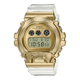 Reloj Pulsera Casio G-shock Gm-6900 De Cuerpo Color Dorado, Digital, Para Hombre, Fondo Dorado Y Gris, Con Correa De Resina Color Transparente, Dial Negro, Subesferas Color Negro Y Dorado, Minutero/se