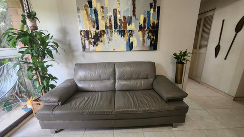 Sofa De 3 Puestos En Cuero  + Pvc Marca Tugo Color Gris