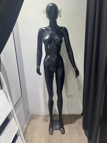 Maniquí De Mujer De Fibra De Vidrio Color Negro