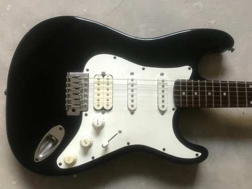 Guitarra Stratocaster Washburn Lyon Series Negra