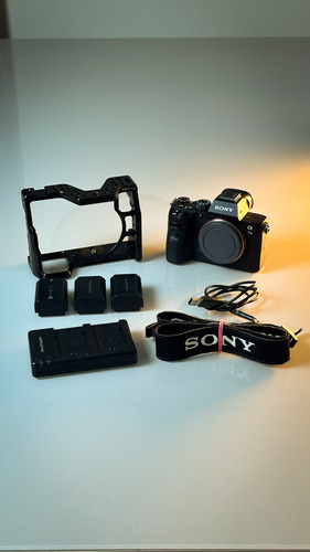 Sony A7iii + Cage, 3 Baterias E Carregador De Brinde