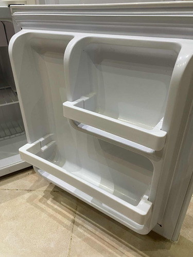 Heladera Bajo Mesada Mini Bar Ultracomb Utc-48r Color Blanco