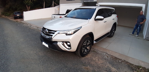 TOYOTA HILUX SW4 DIAMOND 4X4 SRX 7 LUGARES