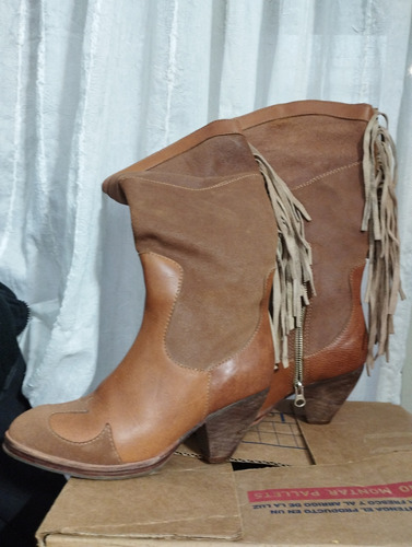 Botas De Cuero Y Gamuza Con Flecos