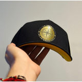 Gorra Brújula Rumbo Fijo Placa Gold Premium Snapback