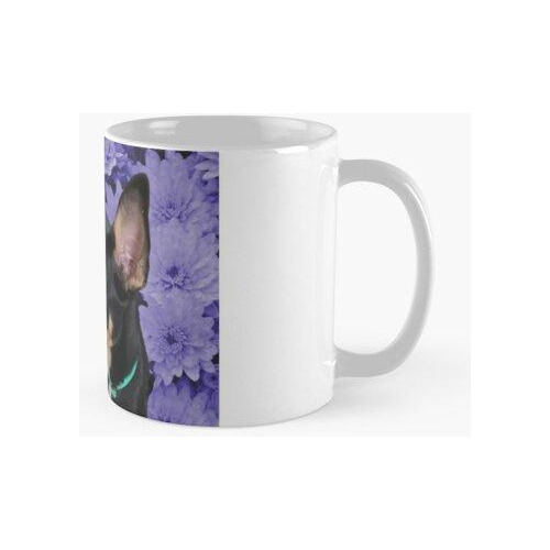 Taza Foto De Lindo Cachorro Contra El Telón De Fondo De Flor