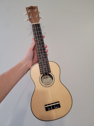 Ukelele Soprano Molokai Uks-2122 + Estuche+afinador Digital