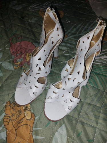 Oferta !zapatos Cuerina Blancos Muy Delicados, Color Blanco