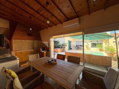 Venta Casa 4 Ambientes Con Quincho Piscina Y Cochera En Haedo - Imagen 2
