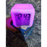 Reloj Despertador Digital Cubo Cambia Colores Color Blanco