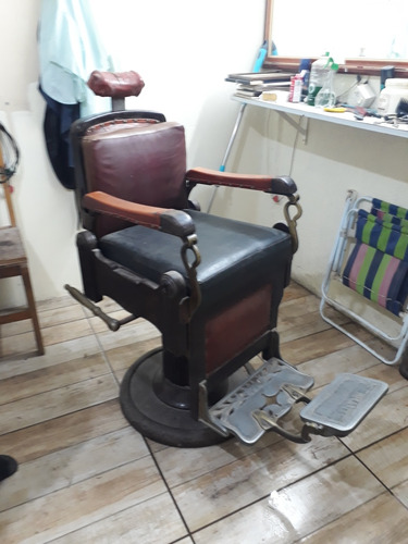 Vendo Uma Cadeira De Barbeiro Antiga Marca Gennaro Ferrante 