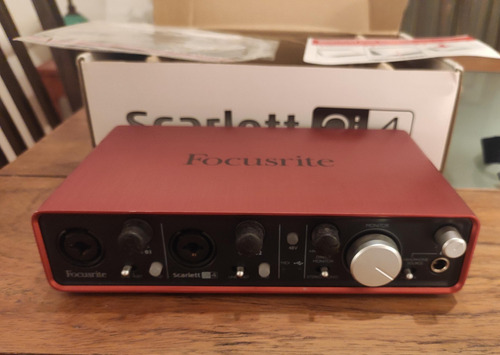 Interfaz De Audio Scarlet 2i4 Con Cable Y Su Caja