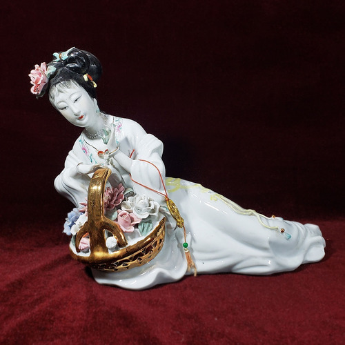 Antigua Figura Geisha Porcelana Con Canasta Flores, Dañada