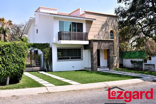 En Venta Bonita Casa Con Detalles De Buen Gusto E Impecable Mantenimiento En Lomas De Cocoyoc