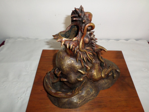 Antiguo Gran Dragon Chino Oriental De Bronce Sobre Madera