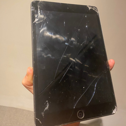 iPad Mini Negro. Usado Y No Funcional. Roto. Dañado.
