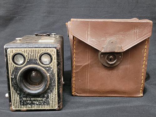 Máquina Fotográfica Kodak Six-20 Brownie Model E 