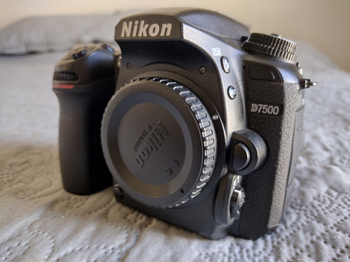 Camera Nikon D7500