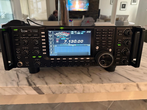 Icom Ic-7700  Hf  1.8 Mhz / 50 Mhz  200 W 