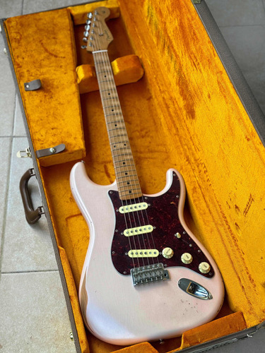 Fender Stratocaster Vintera Road Worn 60s Shell Pink Fsr