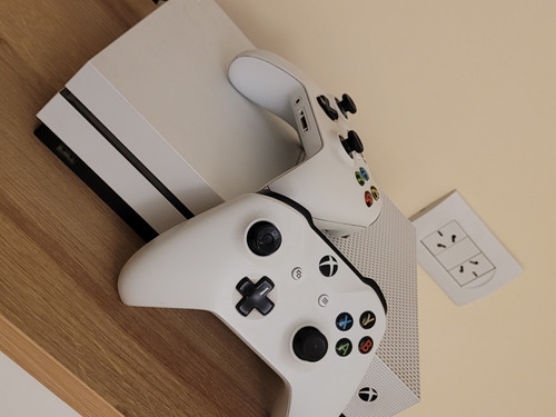 Xbox One S 500gb + 2 Joystick