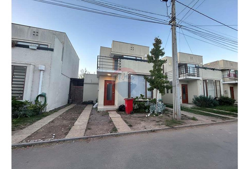 Venta Casa De 2 Pisos En Peñaflor 3d 3b 1e