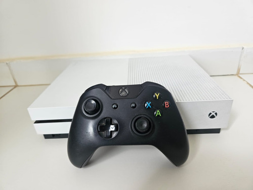 Xbox One S 1tb Standard Com Controle Preto E Gta V.