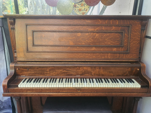 Piano Vertical Antiguo The Hobart M. Cable Co.