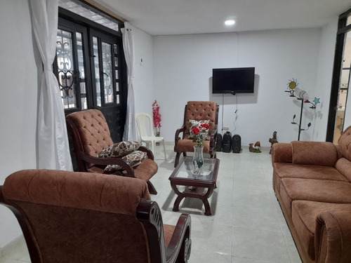 Barrio Guayacanes Del Ingenio - Casa Esquinera En Venta