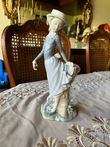 Figura Femenina De Porcelana Marca Lladro De 27 X 12 Cm