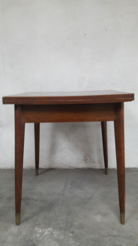 Mesa Extensible De Fórmica Y Madera Con Detalles En Bronce