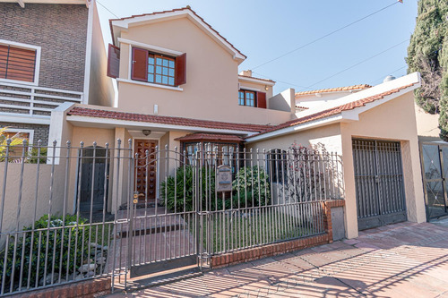 Venta Casa 4 Ambientes Con Piscina Y Quincho En Haedo.