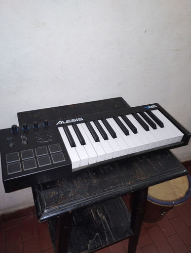 Teclado Alesis V25