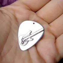 Colgante Pua Personalizada Plata Medium Relieve Guitarra