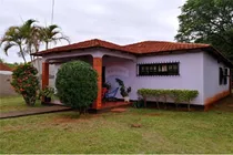 Vendo Casa Con Amplio Patio En El Barrio Carmelitas De Encarnación: 4 Habitaciones Y 2 Baños.