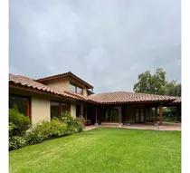 Casa Los Dominicos Antiguo- Gran Patio-amplia Y Luminosa