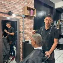 Corte De Cabelo E Equipamentos Pra Fazer Barba 