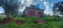 Vendo Casa En Esquina En El Barrio Chaipe De Encarnación: 2 Habitaciones Y 1 Baño.