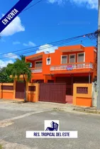 Amplia Casa De Dos Niveles En Santo Domingo Este