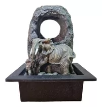 Fuente De Agua Figura Elefante. Prosperidad Y Energía