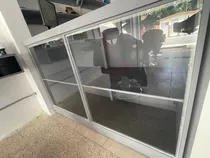 Mueble En Madera Y Cristal Para Exhibir Mercancía 