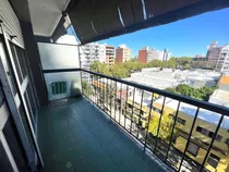 Apartamento En  Alquiler De 2 Dormitorios, Frente Con Terraza Con Gastos Comunes Bajos