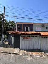 Sobrado 2 Suítes, Sala, Lavabo, Garagem Para Dois Carros.